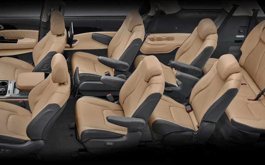 Салон Kia Carnival: три ряда кожаных кресел бежевого цвета